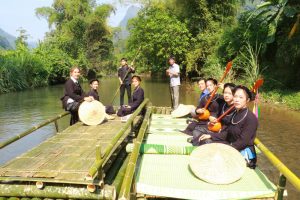 Khách du lịch hòa mình vào trải nghiệp Quan họ Bắc Ninh