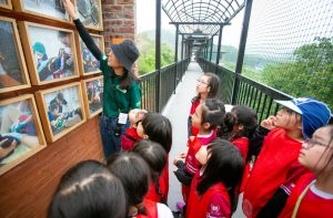 Cô giáo đang truyền dạy kiến thức về du lịch sinh thái cho học sinh