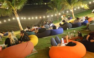 Quán cafe đêm Hà Nội – nơi trú ẩn của kẻ mất ngủ.