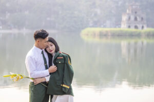 Đôi trai tài gái sắc đang ôm nhau rất đẹp ở Hồ Gươm