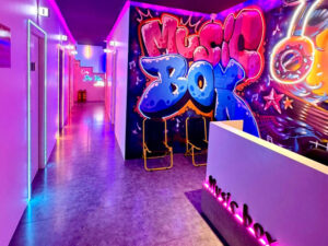 Các quán karaoke mini, photobooth và bar nhỏ tại Hà Nội đa dạng, phù hợp tụ tập bạn bè.