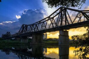 Cầu Long Biên biểu tượng lịch sử để ngắm sông Hồng tuyệt đẹp.