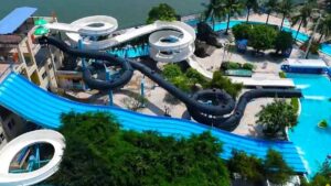 Công viên nước Hồ Tây mát lạnh, vui chơi sảng khoái mùa hè.