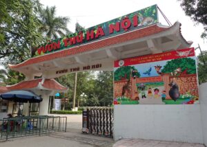 Công viên Thủ Lệ nổi tiếng với vườn thú phong phú, phù hợp vui chơi gia đình và trẻ em.