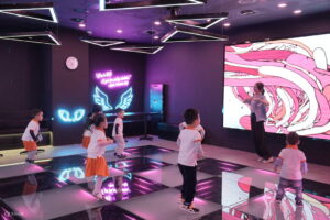 KidZania Hà Nội là khu vui chơi giáo dục kết hợp trải nghiệm nghề nghiệp cho trẻ em.