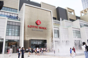 Lotte Mall Tây Hồ và Lotte Center Hanoi là điểm mua sắm và giải trí hiện đại.
