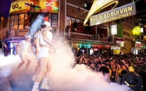 Phố bia Bùi Viện phiên bản Hà Nội sôi động, thu hút giới trẻ về đêm.