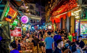 Phố Tạ Hiện là điểm vui chơi về đêm sôi động và nổi tiếng của Hà Nội.