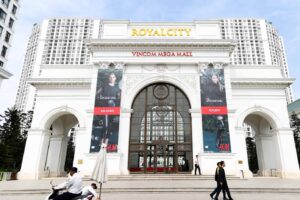 Royal City là trung tâm thương mại và giải trí sầm uất với nhiều hoạt động vui chơi hấp dẫn.