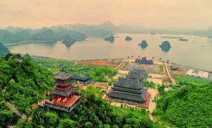 Chùa Hương điểm du lịch sinh thái kết hợp trải nghiệm tâm linh giữa núi rừng.