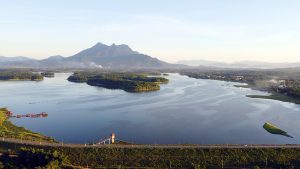 Hồ Suối Hai mang đến không gian thư giãn, trong lành giữa thiên nhiên xanh mát.