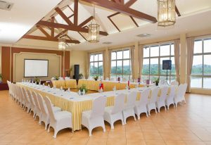 Tản Đà Resort với không gian nghỉ dưỡng yên bình giữa núi rừng thơ mộng.