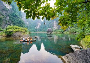Tràng An là di sản thế giới với du lịch sinh thái sông núi kỳ vĩ.