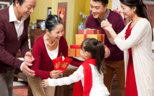 Chúc Tết và mừng tuổi thể hiện lời chúc may mắn và sự gắn kết gia đình.