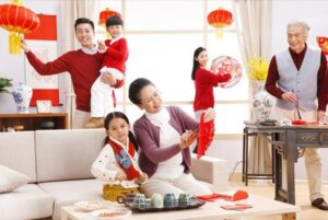 Dọn dẹp, trang trí nhà cửa giúp đón Tết miền Bắc gọn gàng và may mắn.