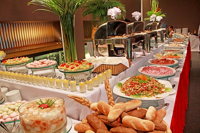 Tiệc ẩm thực đầu năm giúp gắn kết nhân sự và tạo không khí sẻ chia, khởi đầu thuận lợi.