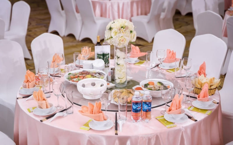 Chọn thực đơn đám cưới cần cân nhắc khẩu vị, ngân sách và phong cách tiệc.