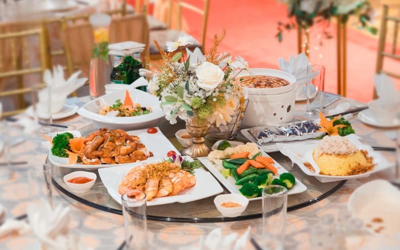 Thực đơn 6 món vừa đủ, đầy đủ hương vị cho tiệc cưới.