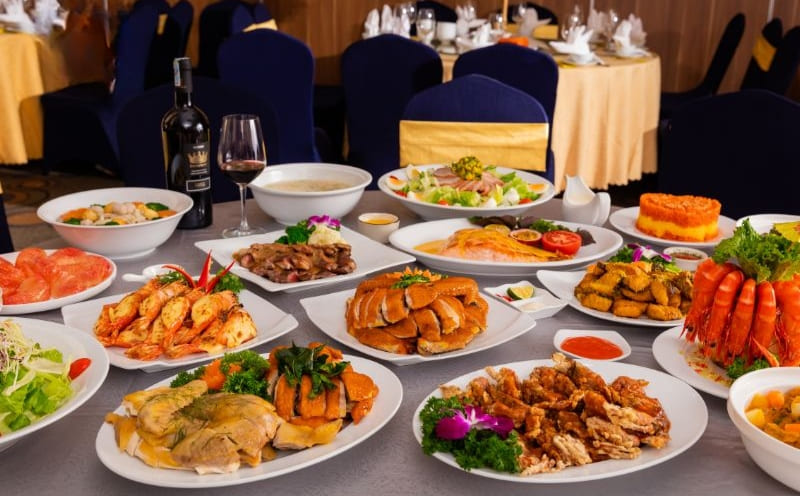 Thực đơn đám cưới gồm khai vị, món chính và tráng miệng.