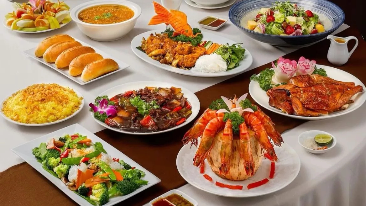 Thực đơn kết hợp Á – Âu mang hương vị đa dạng, sang trọng và mới lạ.