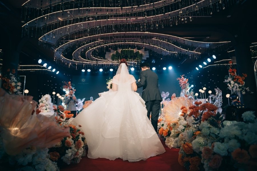 Âm nhạc tạo không gian lãng mạn, gắn kết cảm xúc và làm lễ cưới trở nên đáng nhớ.