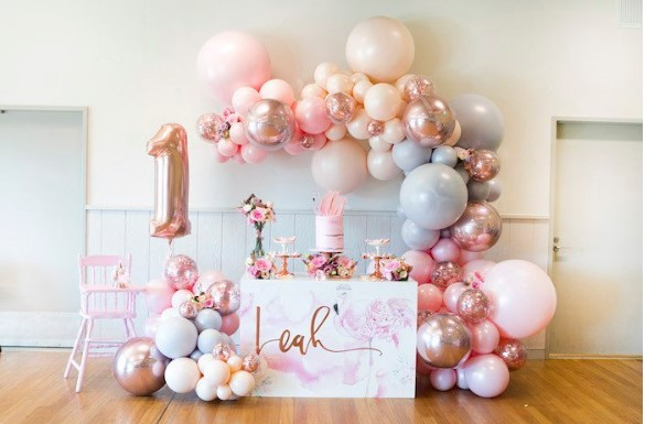 Bong bóng giúp tiệc sinh nhật thêm vui nhộn và nổi bật.